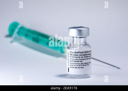 Injektionsflasche des Corona Impfstoffs von Pizer-Biontech - Symbolbild