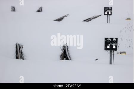 Leipzig, Germany. 08th Feb, 2021. Only the electrically heated switches look out of the snow cover. Heavy snowfalls have made Saxony hard on 08.02.2021. Credit: Jan Woitas/dpa-Zentralbild/dpa/Alamy Live News Stock Photo
