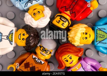 Tambov, Federazione Russa - 17 Gennaio 2021 minifigura Lego ingegnere con  il blueprint in piedi contro il muro di mattoni Lego sfondo Foto stock -  Alamy