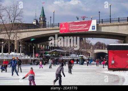 Ottawa, Ontario, Canada - February 6, 2021: An NCC banner hung on the Mackenzie King Bridge advertises the Rideau Canal Skateway as the world's longes Stock Photo