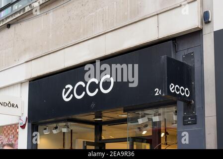 her nedbryder sofa Logo Shop Store Sign Brand Front Retail Retailer Ecco, 445 Oxford Street,  Mayfair, London W1C 2PP Stock Photo - Alamy