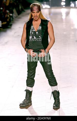 British designer John Galliano's Ready-to-wear Spring-Summer 2006 fashion  show at the Studio 130 in La Plaine Saint-Denis near Paris, France on  October 8, 2005. Photo by JAVA/ABACAPRESS.COM Stock Photo - Alamy