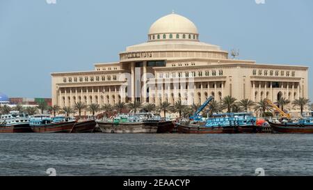 Dhows docked in front of the Sharjah Court House, Sharjah, UAE Stock Photo
