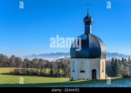 Germany, Bavaria, Upper Bavaria, Oberland, Irschenberg, district Wilparting with St. Vitus chapel against Chiemgau Alps Stock Photo