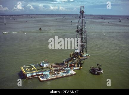 LAKE MARACAIBO, VENEZUELA, OCTOBER 1988 - Aerial of Lagoven oil company drilling rig and derrick on lake, in Zulia State. Stock Photo