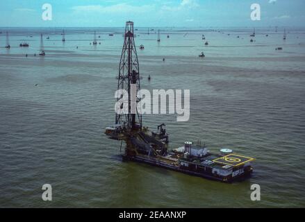 LAKE MARACAIBO, VENEZUELA, OCTOBER 1988 - Aerial of Lagoven oil company drilling rig and derrick on lake, in Zulia State. Stock Photo