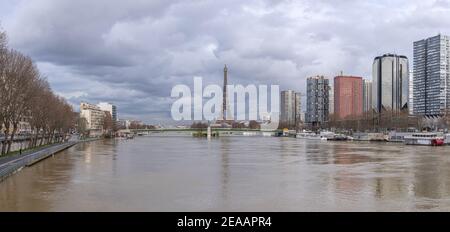 Paris, France - 02 05 2021: Panoramic view of the Seine during flood with the Statue of Liberty Paris, Grenelle Bridge the Eiffel Tower and  Grenelle Stock Photo