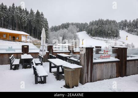 December 07, 2020, Winterberg, Sauerland, North Rhine-Westphalia, Germany, Closed après-ski hut, ski carousel, no winter sports in Winterberg during the corona crisis during the second part of the lockdown, ski lifts remain closed in accordance with the new Corona Protection Ordinance in NRW. 00X201207D015CARO Stock Photo