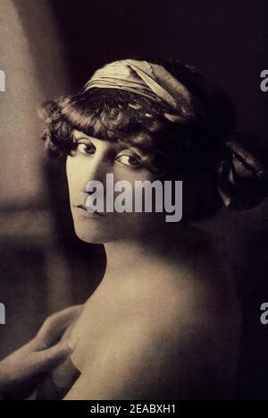 1900 ca. , FRANCE : The celebrated french woman writer   COLETTE  Willy ( 1873 - 1954 )  - SCRITTRICE - SCRITTORE - LETTERATO - LITERATURE - LETTERATURA - spalla - spalle - shoulder - shoulders  - portrait - ritratto  - BELLE EPOQUE ----  Archivio GBB Stock Photo