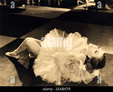 1932 , USA : The movie actress GRETA GARBO in  GRAND HOTEL  byEdmund Goulding  , from the novel and a play by Vicki Baum  - MOVIE - CINEMA - FILM - ballerina - tutu - tutù -  divina -   ----  Archivio GBB Stock Photo