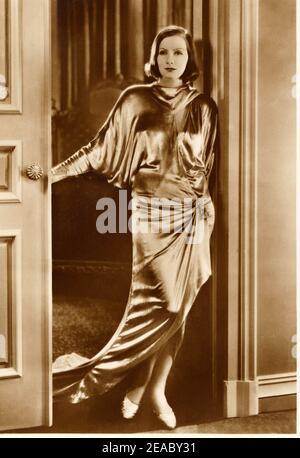 1929 , USA  : The actress GRETA GARBO in  A WOMAN OF AFFAIRS ( Destino )  by Clarence Brown , from the novel THE GREEN HAT by Michael Arlen   - MGM - MOVIE - FILM - CINEMA - portrait - ritratto - satin - raso    ----  Archivio GBB Stock Photo