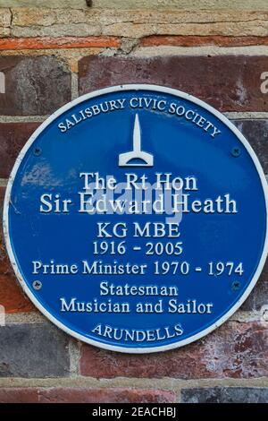 England, Wiltshire, Salisbury, Salisbury Cathedral Close, Blue Plaque on The Wall of Arundells, Home of Edward Heath former Prime Minister Stock Photo