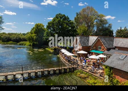 England, Hampshire, Stockbridge, The Mayfly Pub and River Test Stock Photo