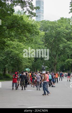 In the warmer months, The Central Park Dance Skaters Association holds dance roller skating sessions to a live DJ every weekend in Skater's Circle, lo Stock Photo