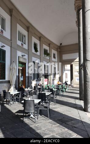 Napoli - Bar nel portico della Basilica di San Francesco da Paola Stock Photo
