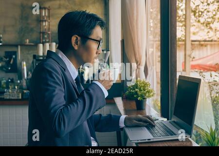 Office scena con telefono, computer e una tazza di caffè Foto stock - Alamy