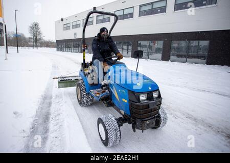 08-02-2021: News : Winter in de Erve Asito   Sneeuwschuiven voor de Erve Asito   Nederland was in de maand februari 2021 in de ban van een koudegolf. Stock Photo