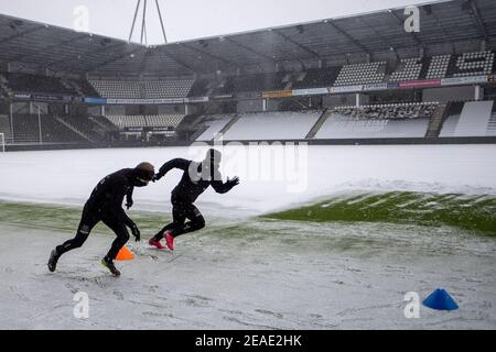 08-02-2021: News : Winter in de Erve Asito    Silvester van der Water (Heracles Almelo) en Mohamed Amissi (Heracles Almelo) trainen in de sneeuw   Ned Stock Photo