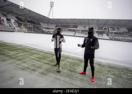 08-02-2021: News : Winter in de Erve Asito   Silvester van der Water (Heracles Almelo) en Mohamed Amissi (Heracles Almelo) trainen in de sneeuw   Nede Stock Photo