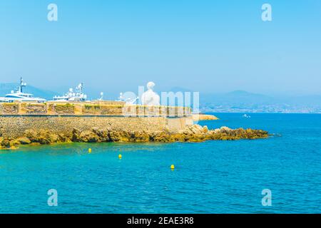 Waterfront of Antibes with Le Nomade statue, France Stock Photo