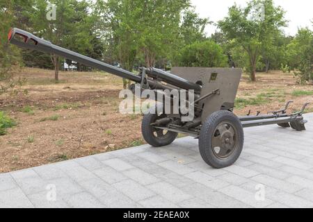 Sevastopol, Crimea, Russia - July 28, 2020: Soviet 76-mm divisional gun ZiS-3 model 1942 in the memorial complex Sapun-Gora in the hero city of Sevast Stock Photo