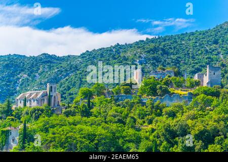 Oppede le Vieux, a village perched on a cliff in Luberon region, France Stock Photo