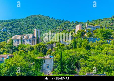 Oppede le Vieux, a village perched on a cliff in Luberon region, France Stock Photo