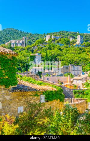 Oppede le Vieux, a village perched on a cliff in Luberon region, France Stock Photo