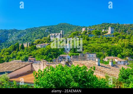 Oppede le Vieux, a village perched on a cliff in Luberon region, France Stock Photo