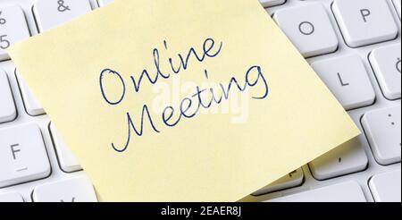 Sticky note on a keyboard - Online Meeting Stock Photo