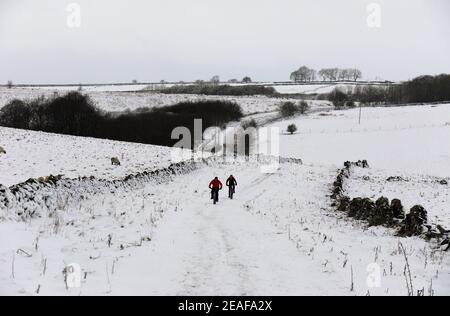 Cyclists at Taylor Lane near Great Longstone in the Derbyshire Dales Stock Photo