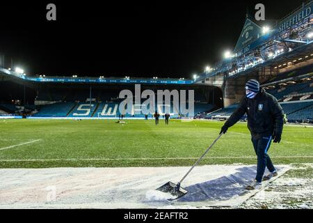 Sheffield, UK. 09th Feb, 2021. Groundsman clears snow before kick off. in Sheffield, UK on 2/9/2021. (Photo by Dean Williams/News Images/Sipa USA) Credit: Sipa USA/Alamy Live News Stock Photo