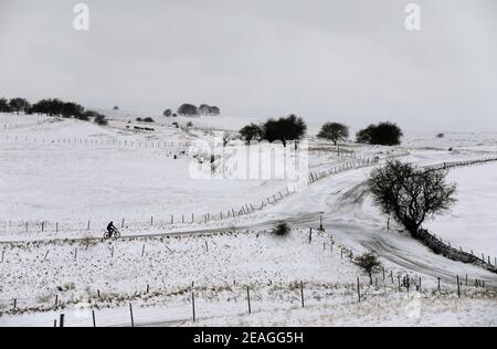 Cyclist at the top of Longstone Edge in the Derbyshire Peak District Stock Photo