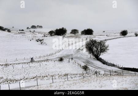 Cyclist at the top of Longstone Edge in the Derbyshire Peak District Stock Photo