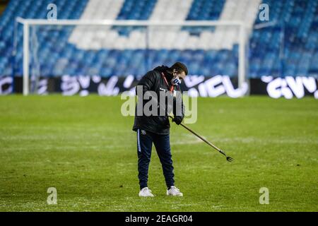 Sheffield, UK. 09th Feb, 2021. Sheffield Wednesday ground staff attend pitch in Sheffield, UK on 2/9/2021. (Photo by Dean Williams/News Images/Sipa USA) Credit: Sipa USA/Alamy Live News Stock Photo