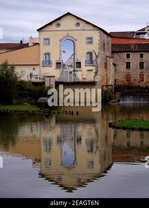 AJAXNETPHOTO. PONT DE VAUX, FRANCE. - WALL ART - TROMP L'OEIL  MURAL ON THE SIDE OF A PROPERTY IN THE TOWN OVERLOOKING A LAKE. PHOTO:JONATHAN EASTLAND/AJAX REF:GX8 180910 861 Stock Photo