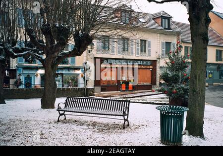 AJAXNETPHOTO.  LOUVECIENNES, FRANCE. - SNOWY CENTRE AT CHRISTMAS TIME; LOCATION FREQUENTED BY 19TH CENTURY ARTISTS INCLUDING CAMILLE PISSARRO AND ALFRED SISLEY.PHOTO:JONATHAN EASTLAND/AJAX REF:TC2587 21 20A Stock Photo