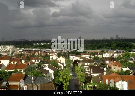 AJAXNETPHOTO. VAL D'OR, FRANCE. - VIEW OF PARIS CITY SKYLINE WITH THE EIFFEL TOWER VISIBLE RIGHT CENTRE FROM THE RAILWAY NEAR SUBURBS OF VAL D'OR.PHOTO:JONATHAN EASTLAND/AJAX REF: D121506 2625 Stock Photo