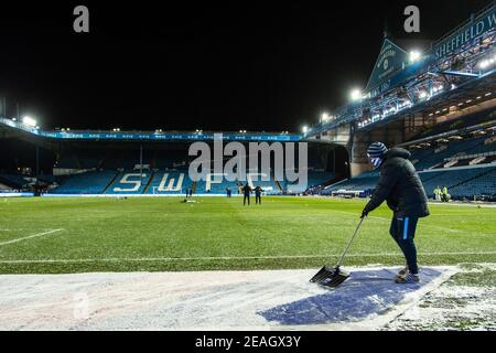 Sheffield, UK. 09th Feb, 2021. Groundsman clears snow before kick off. in Sheffield, UK on 2/9/2021. (Photo by Dean Williams/News Images/Sipa USA) Credit: Sipa USA/Alamy Live News Stock Photo