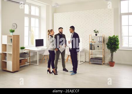 Business communication, brainstorm, international office team concept Stock Photo