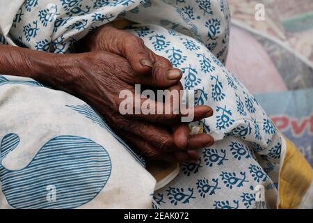 The hands of an old Indian woman, Kumrokhali, West Bengal, India Stock Photo