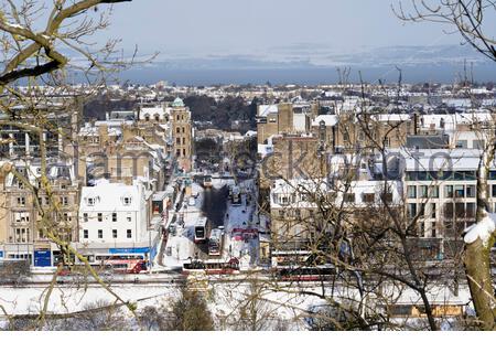Edinburgh, Scotland, UK. 10th Feb 2021. Heavy snowfall overnight in the city centre leaves residential streets and city rooftops covered with snow. View over the city looking north to the Forth Estuary and Fife beyond. Credit: Craig Brown/Alamy Live News Stock Photo