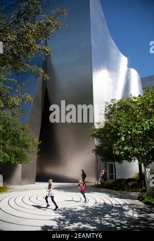 Girls playing in the courtyard of the Walt Disney concert hall in Los Angeles Stock Photo