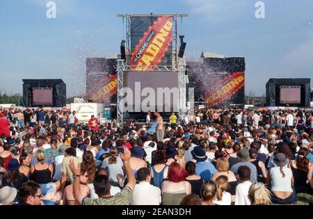 Fans watching limp Bizkit at the Reading  Festival 2000, Berkshire, England, United Kingdom. Stock Photo