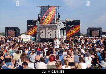 Fans watching limp Bizkit at the Reading  Festival 2000, Berkshire, England, United Kingdom. Stock Photo