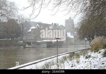 Maidstone, UK. 10th Feb, 2021. A second wave of snow hits the town after transport was disrupted at the weekend. The River Medway by the Archbishop's Palace Credit: Phil Robinson/Alamy Live News Stock Photo