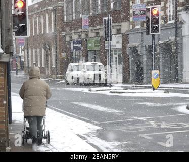 Maidstone, UK. 10th Feb, 2021. A second wave of snow hits the town after transport was disrupted at the weekend. King Street (High Street) Credit: Phil Robinson/Alamy Live News Stock Photo