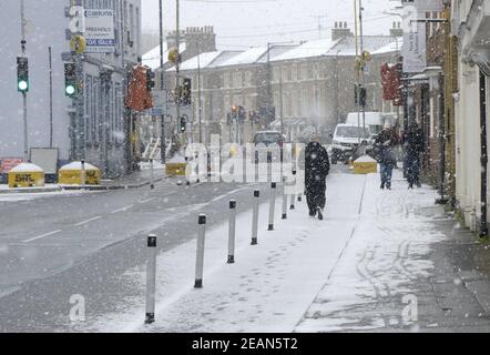 Maidstone, UK. 10th Feb, 2021. A second wave of snow hits the town after transport was disrupted at the weekend. King Street (High Street) Credit: Phil Robinson/Alamy Live News Stock Photo