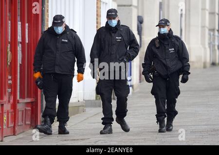 Maidstone, Kent, UK. Police officers conducting a search in the High Street after a stabbing the previous evening. 4th February 2021 Stock Photo