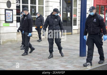 Maidstone, Kent, UK. Police officers conducting a search in the High Street after a stabbing the previous evening. 4th February 2021 Stock Photo
